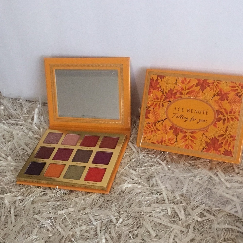 Ace Beautē “Falling for you” Eyeshadow Palette - Picture 5 of 8